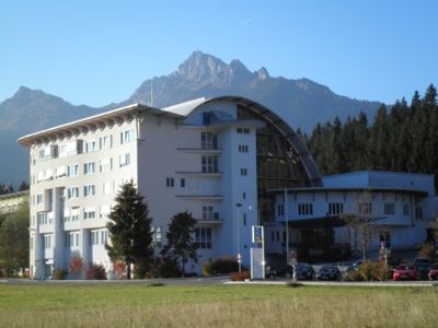 Bezirksklinikum Reutte/Tirol im Sommer