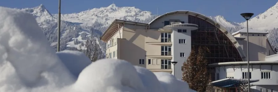 Bezirksklinikum Reutte/Tirol in der Winterlandschaft
