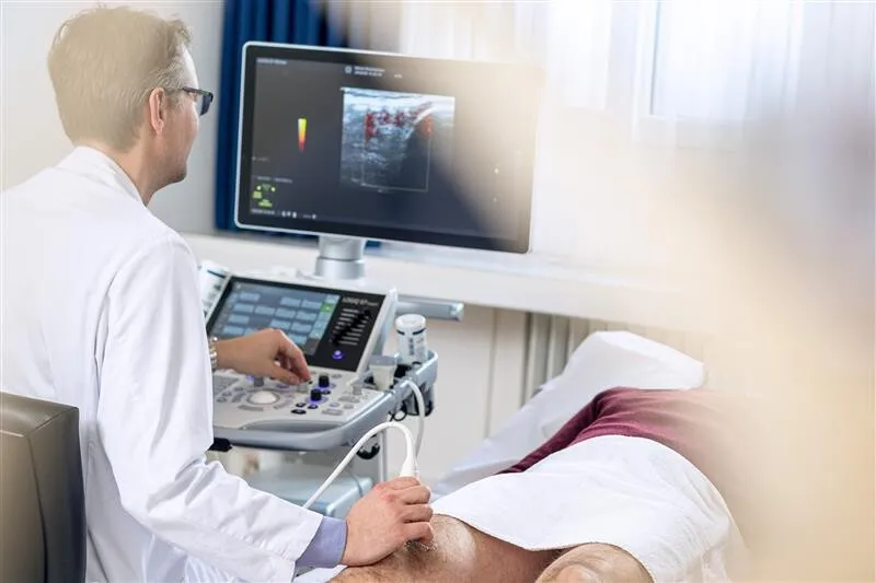 Bild - Reha Rheinfelden; Arzt und Patient